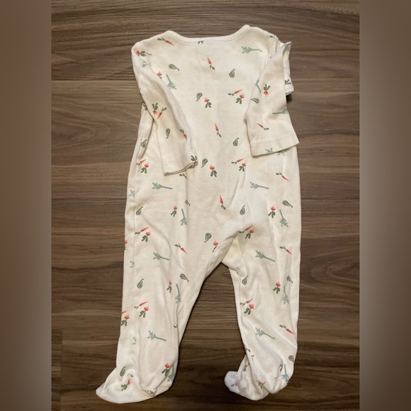 Carter's Cream Baby One Piece Footie with carrots print size 3/6M - Picture 2 of 4